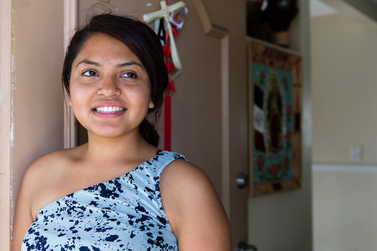 Jessica Bravo, 19, de Costa Mesa, California, fue concedida DACA (Deferred Action for Childhood Arrivals), pero no sabia que tal vez podia calificar para Medi-Cal (Photo por Heidi de Marco).