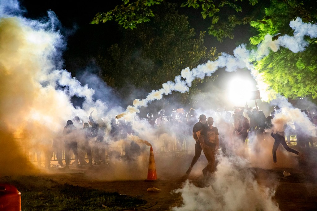 Tirarle gas lacrimógeno a manifestantes en medio de la pandemia es un  “desastre” | Kaiser Health News