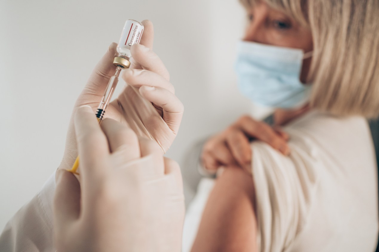 Brecha de género contra covid: se vacunan más mujeres que hombres | Kaiser  Health News