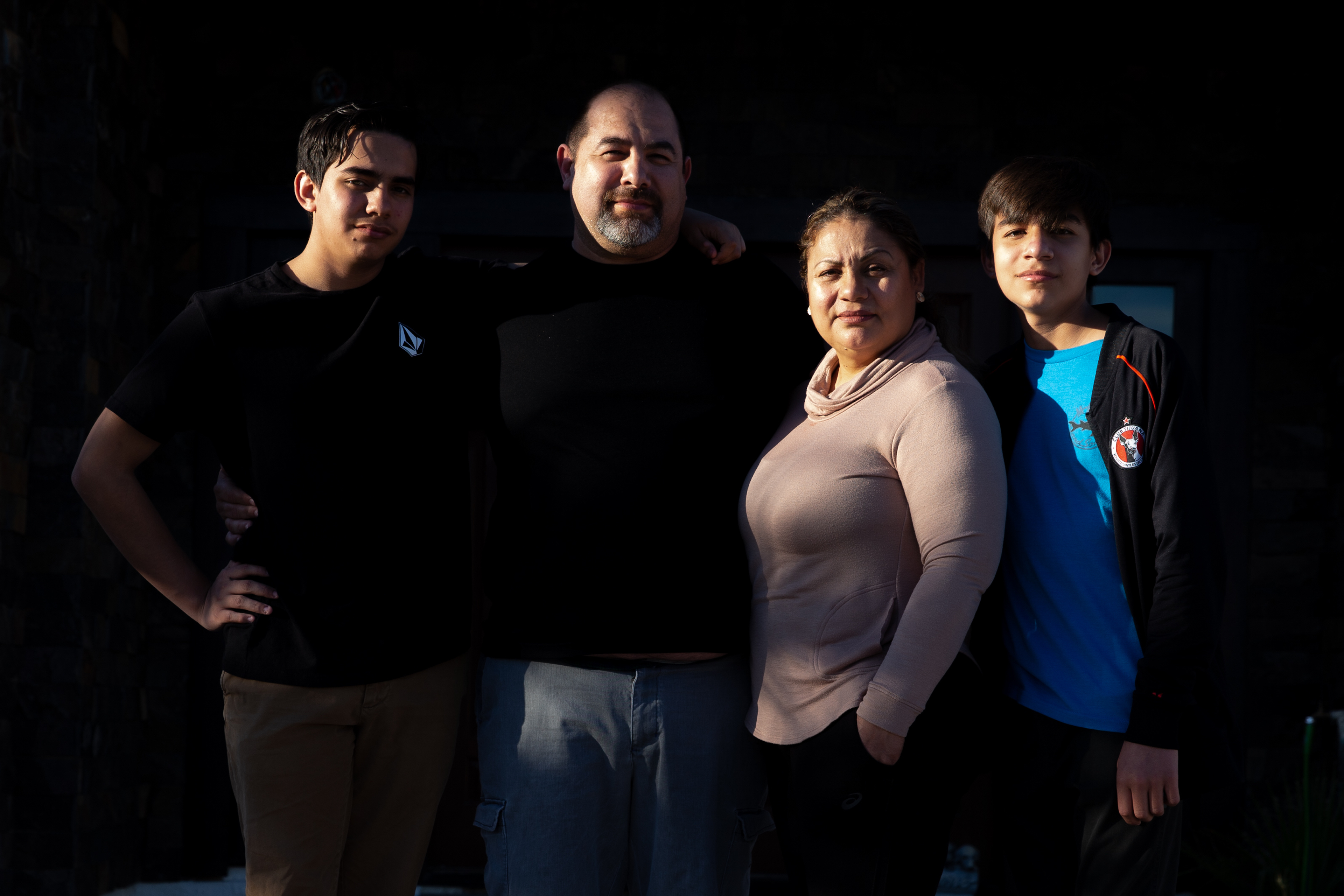 Luego de enfrentar terribles cuentas médicas, familia resolve cruzar la frontera para recibir atención