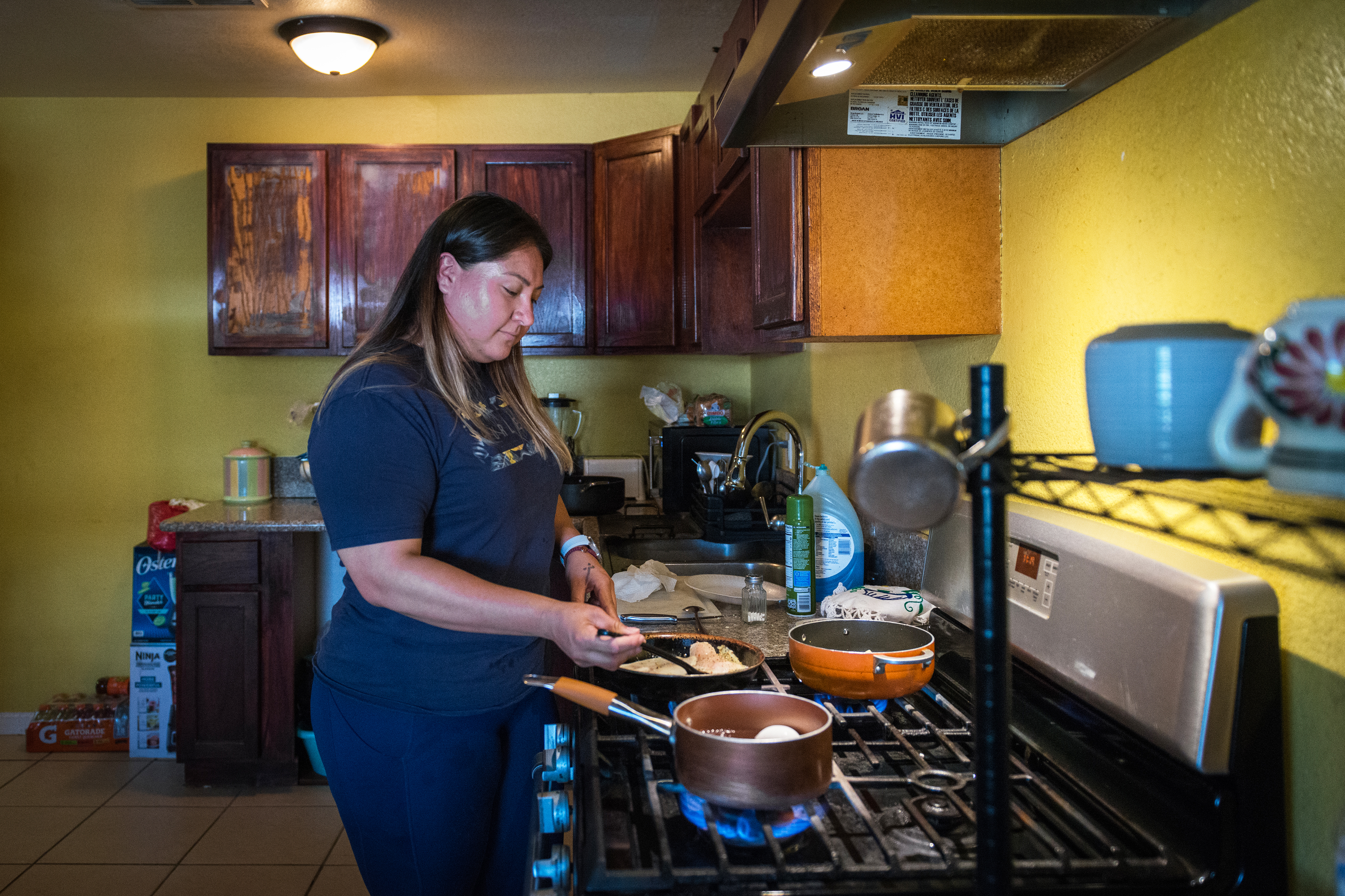 Sebuah foto menunjukkan Maria Cruz memasak di atas kompor di dapur.