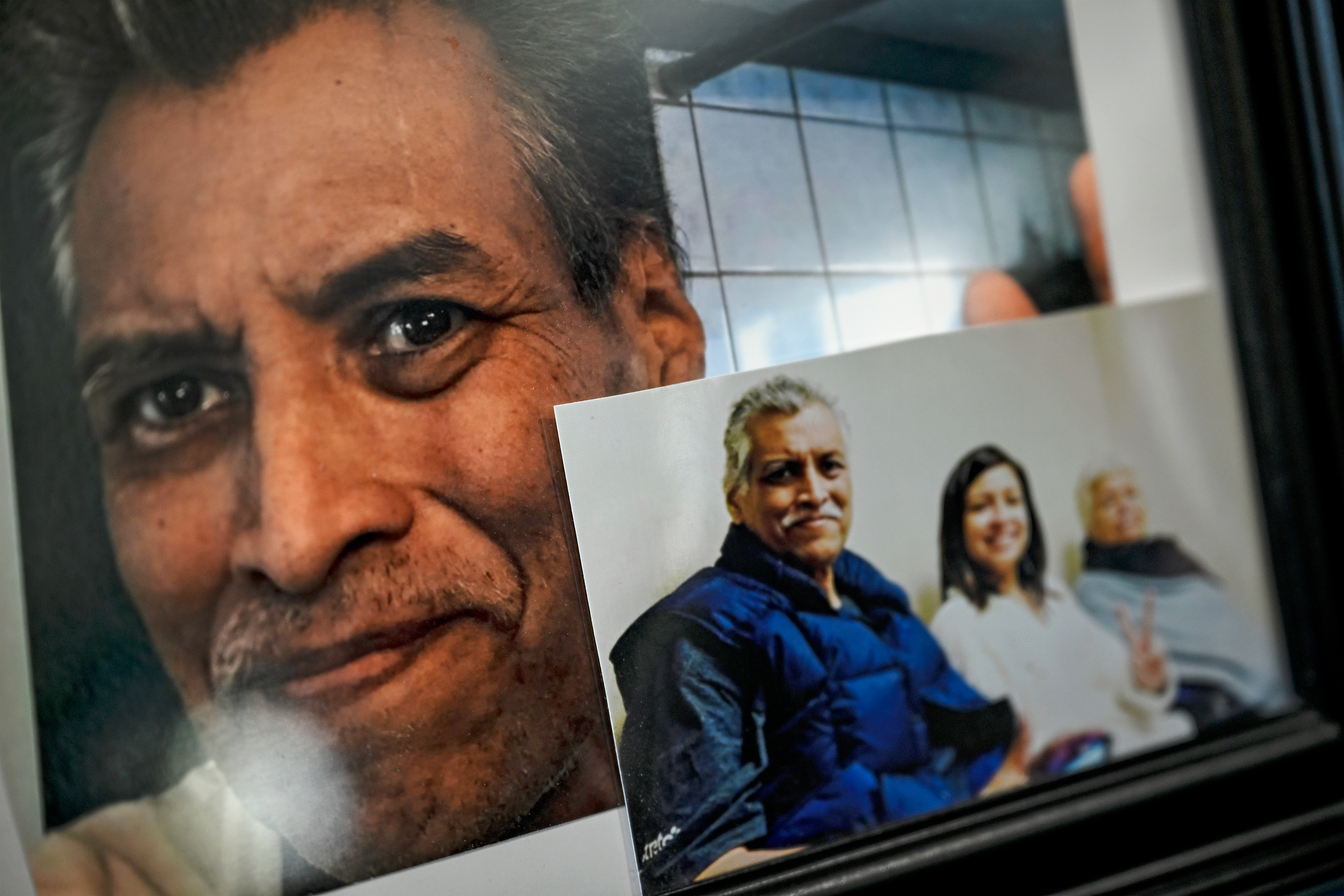 Bir fotoğraf, Armando Peniche Rosales'in babası ve ailesinin iki fotoğrafını bir çerçeve içinde gösteriyor.
