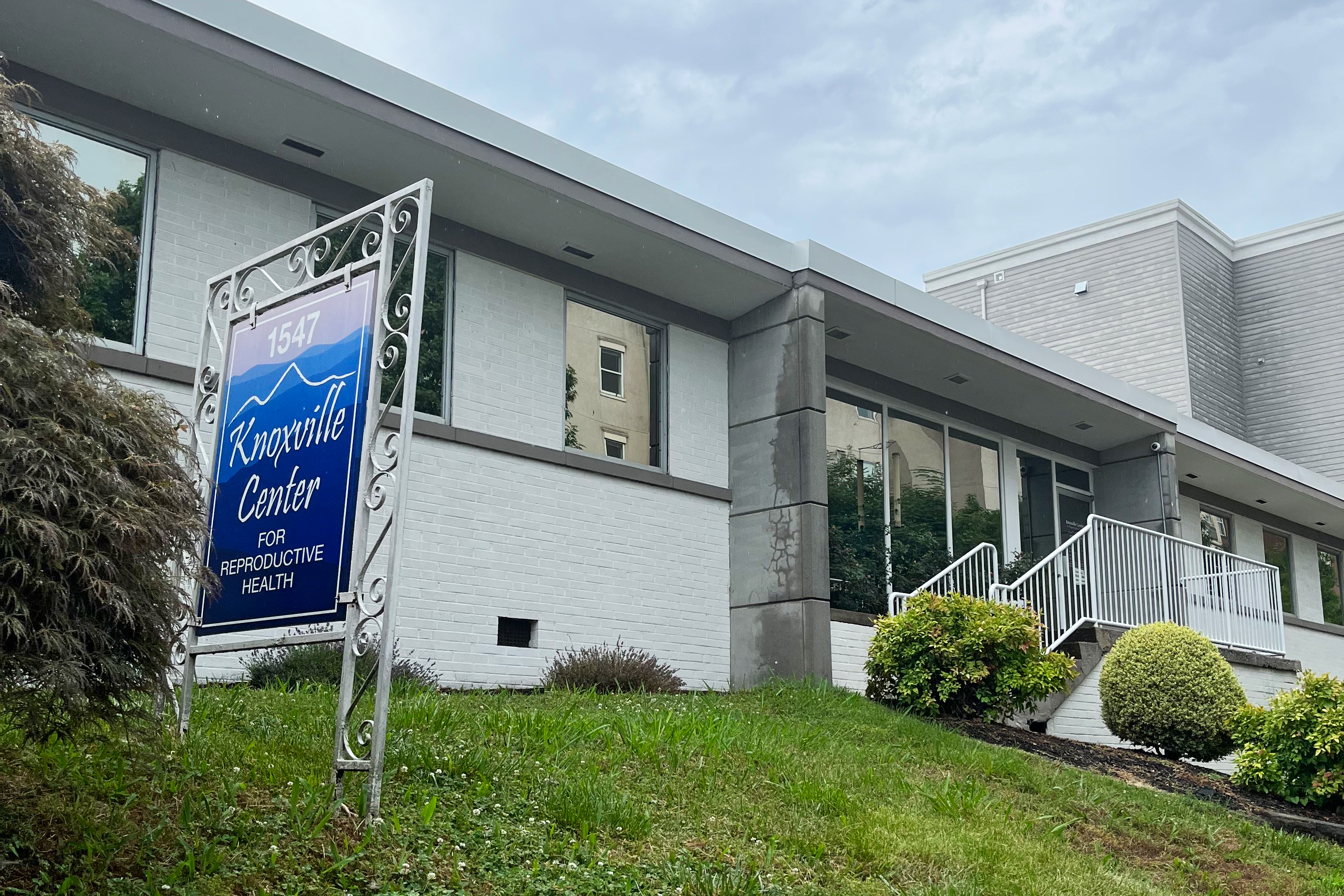 Bir fotoğraf, Knoxville Üreme Sağlığı Merkezi'nin dışını gösteriyor.  Giriş yolunun solundaki mavi bir işaret, kliniğin adını taşır.