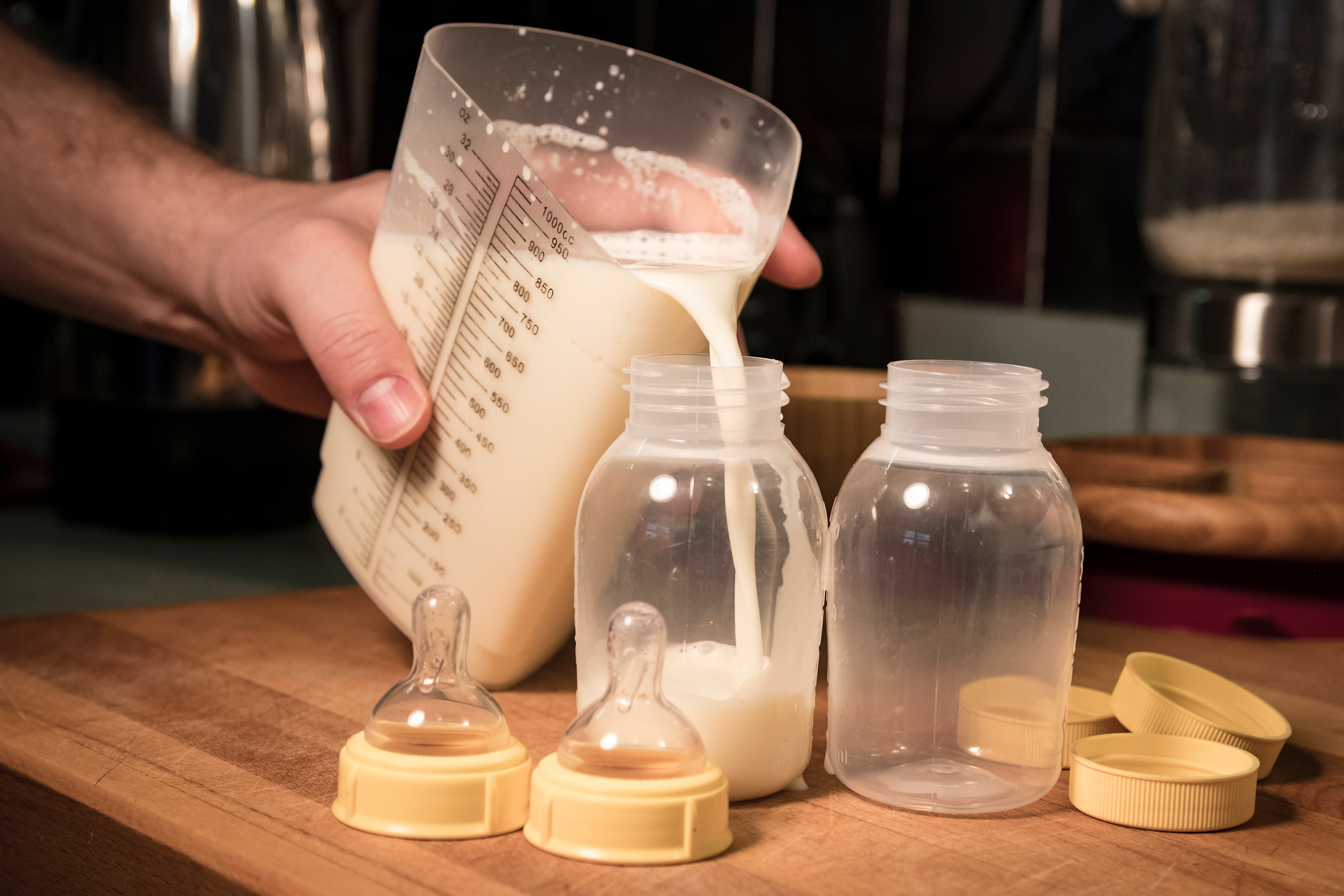 La leche de fórmula puede ser adecuada para los bebés, pero expertos advierten que los niños pequeños no la necesitan