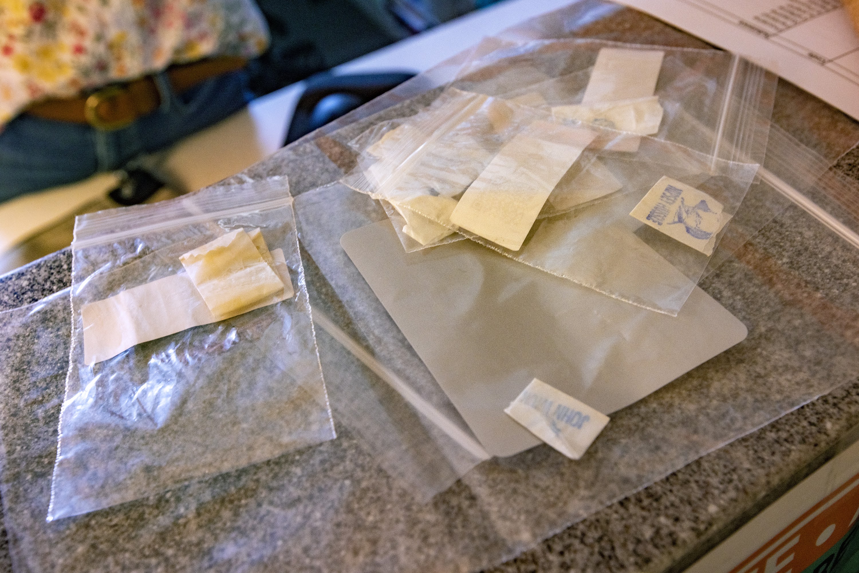Bir fotoğraf, test için küçük plastik torbalarda yasa dışı uyuşturucu örneklerini gösteriyor.