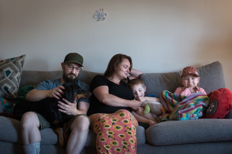 Lewis ailesi - soldan, baba Spencer, köpeğini kucağında tutuyor.  Yanında oğulları Owen'ı tutan karısı Deborah var.  Kızları Annabelle, en sağda renkli bir battaniyeye sarılı.