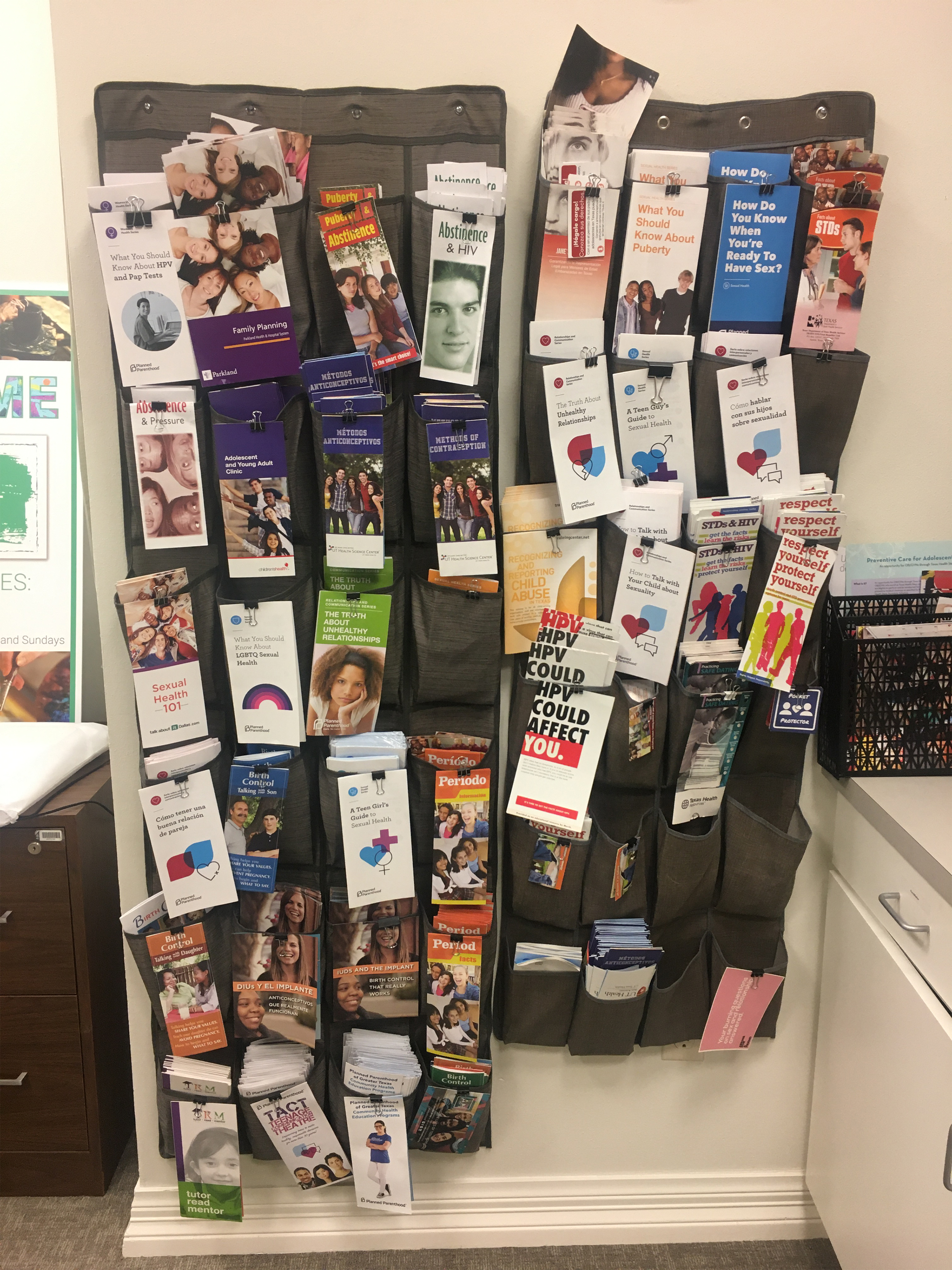 Une photo montre un mur rempli de brochures.