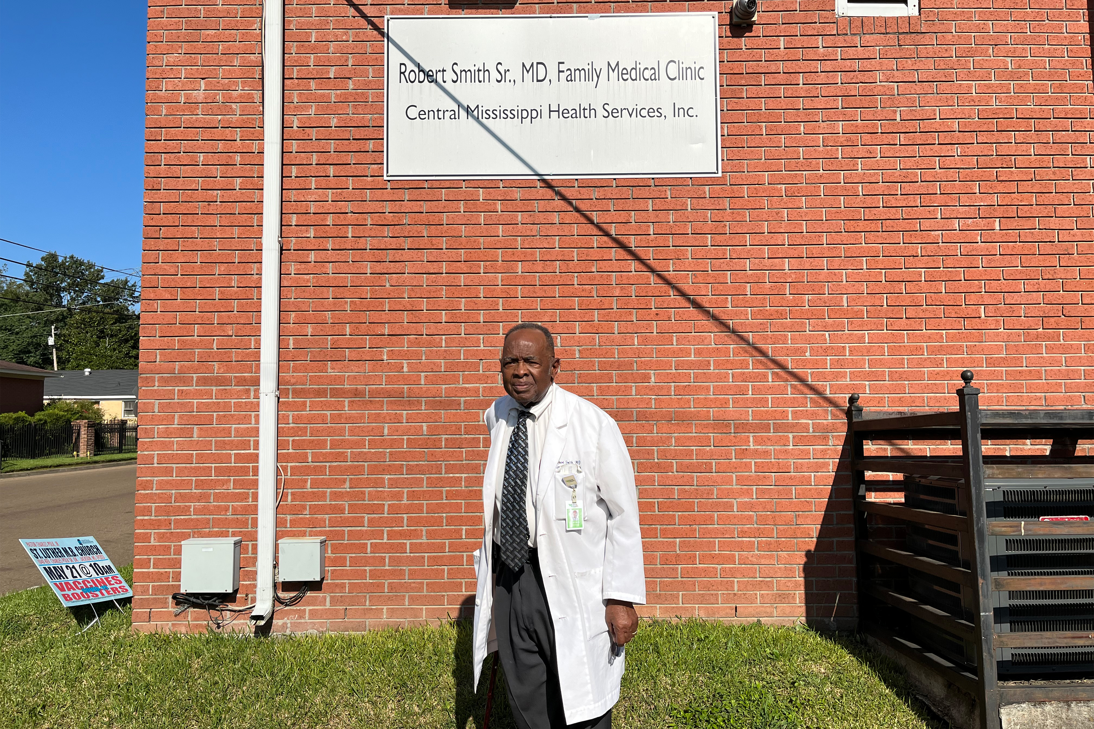 Bir fotoğraf, Dr. Robert Smith'in Central Mississippi Sağlık Hizmetleri binasının dışında durduğunu gösteriyor.