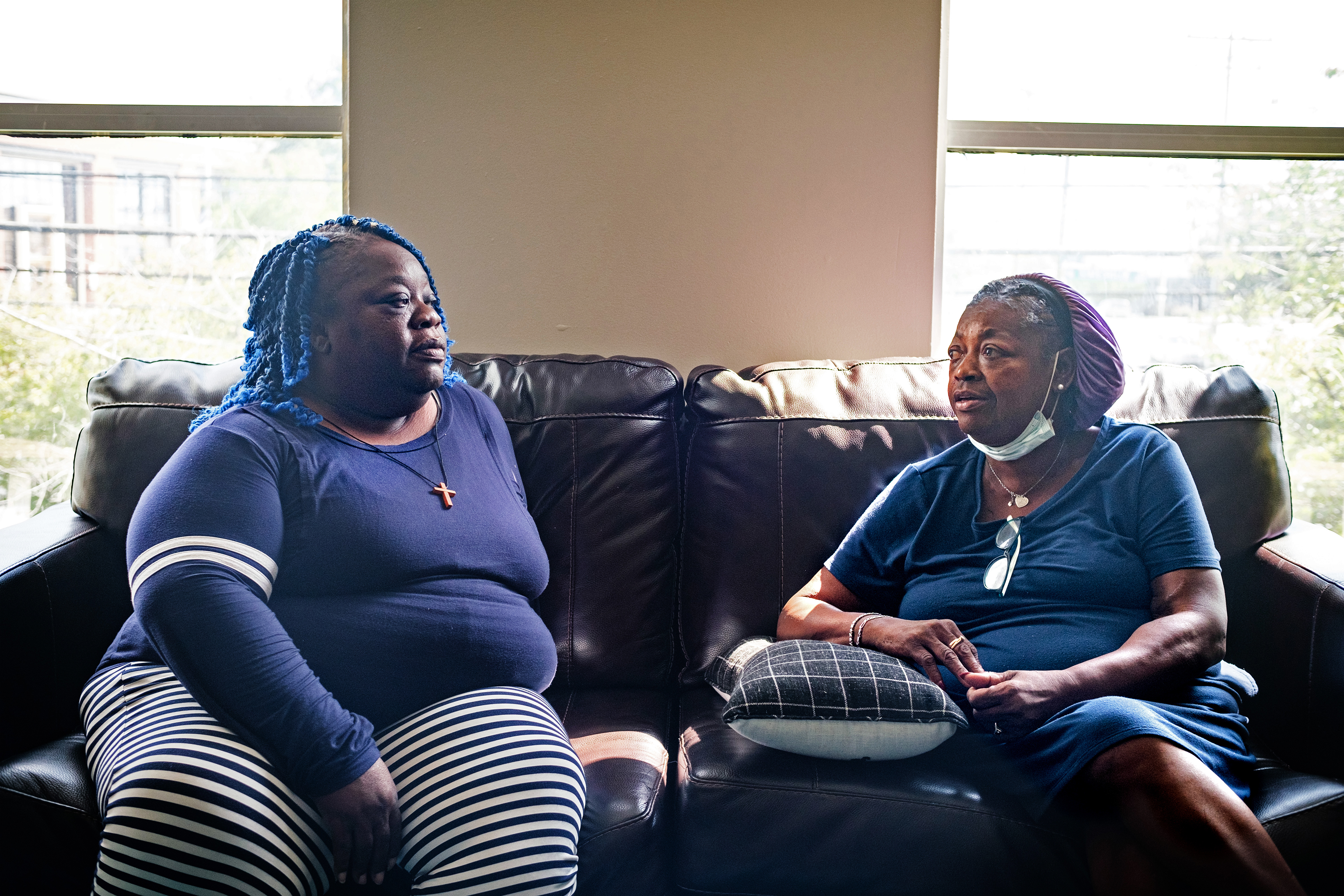 Bir fotoğraf, Delisa Williams ve Margaret Davis'i pencerenin önündeki bir kanepede oturup sohbet ederken gösteriyor.