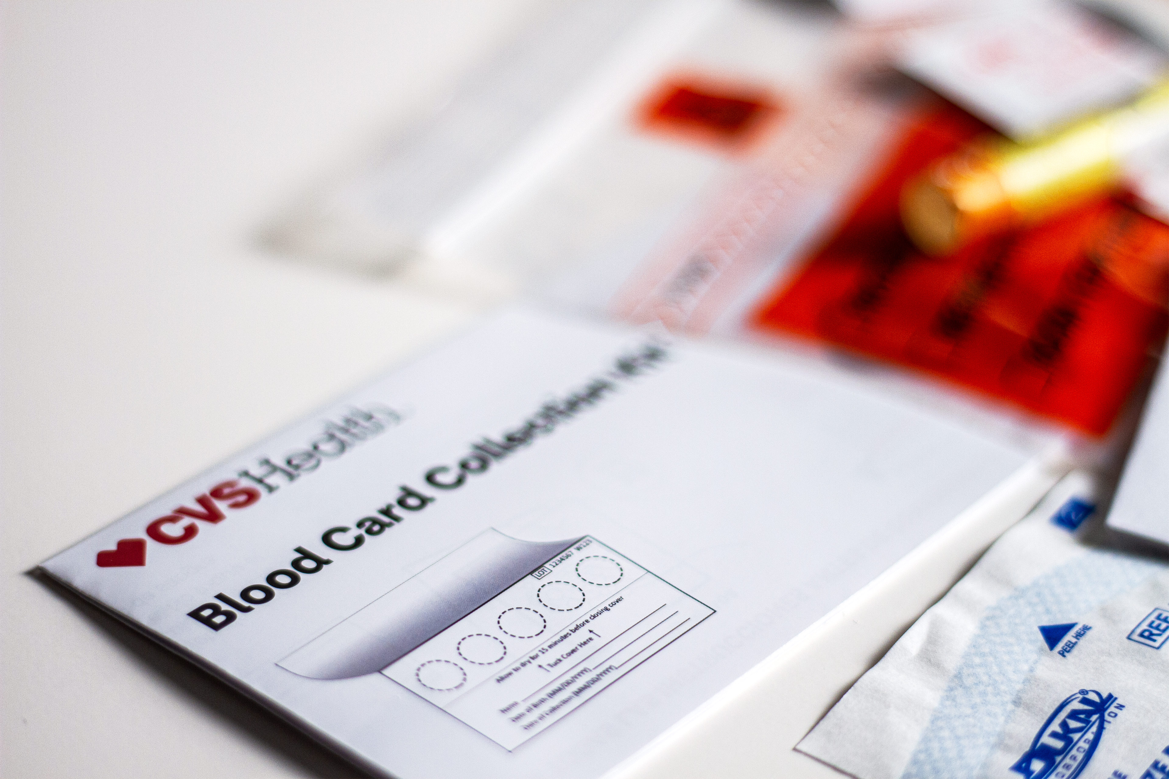 Sebuah foto menunjukkan tampilan dekat instruksi pengambilan kartu darah untuk tes STD di rumah CVS.