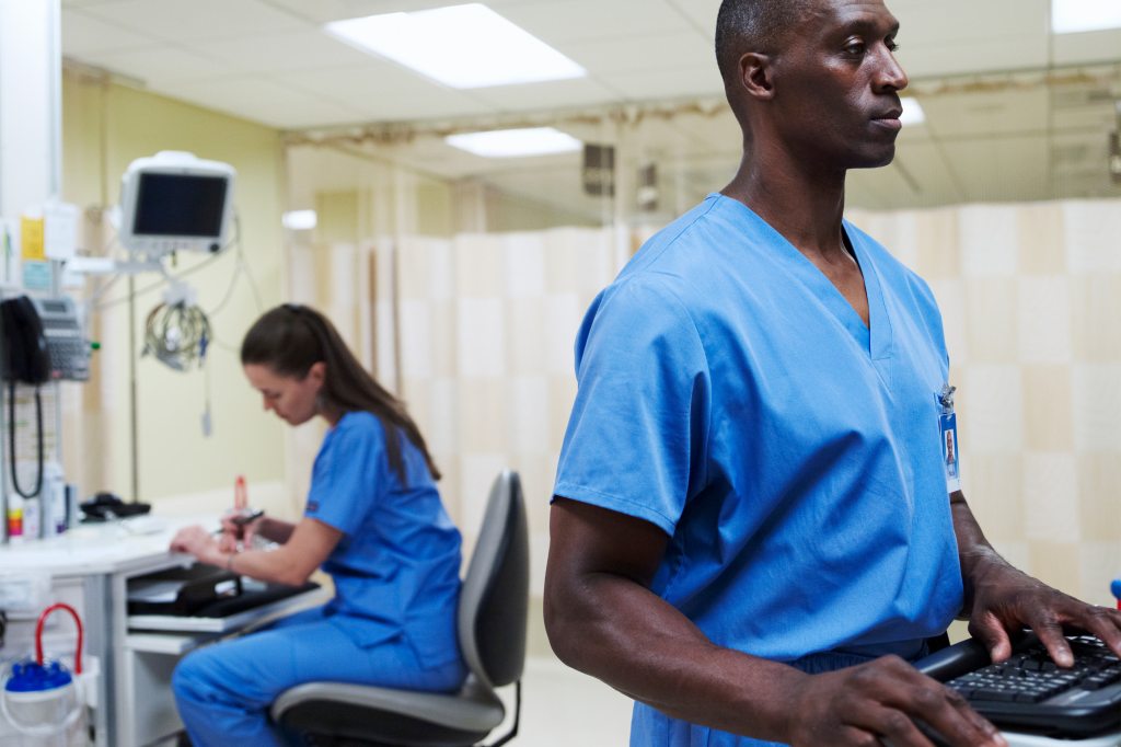 Abrumados por los costos, hospitales crean sus propias agencias de enfermería thumbnail